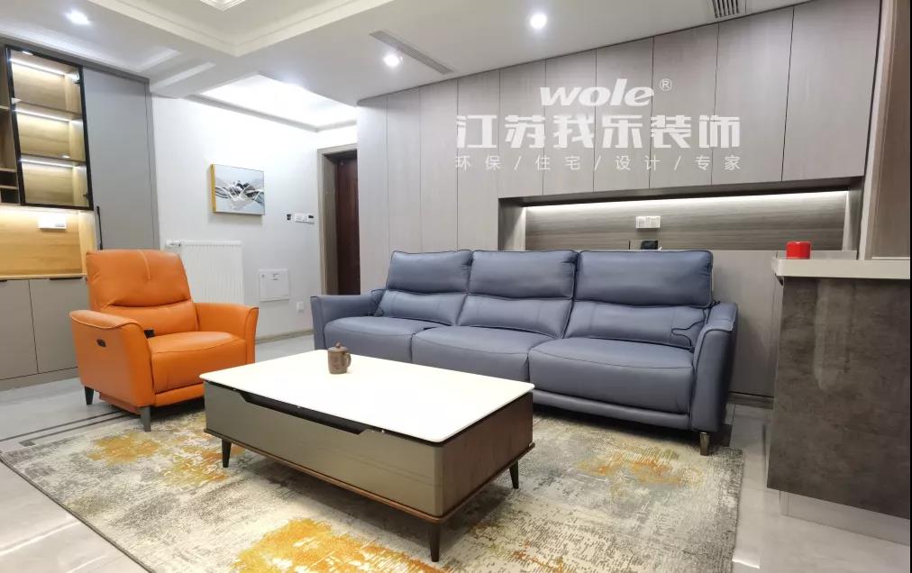 我樂(lè )裝飾·實(shí)景案例：130㎡現代簡(jiǎn)約三居室，平靜素雅，愛(ài)馬仕橙沙發(fā)營(yíng)造出一種時(shí)尚前衛的感覺(jué)！